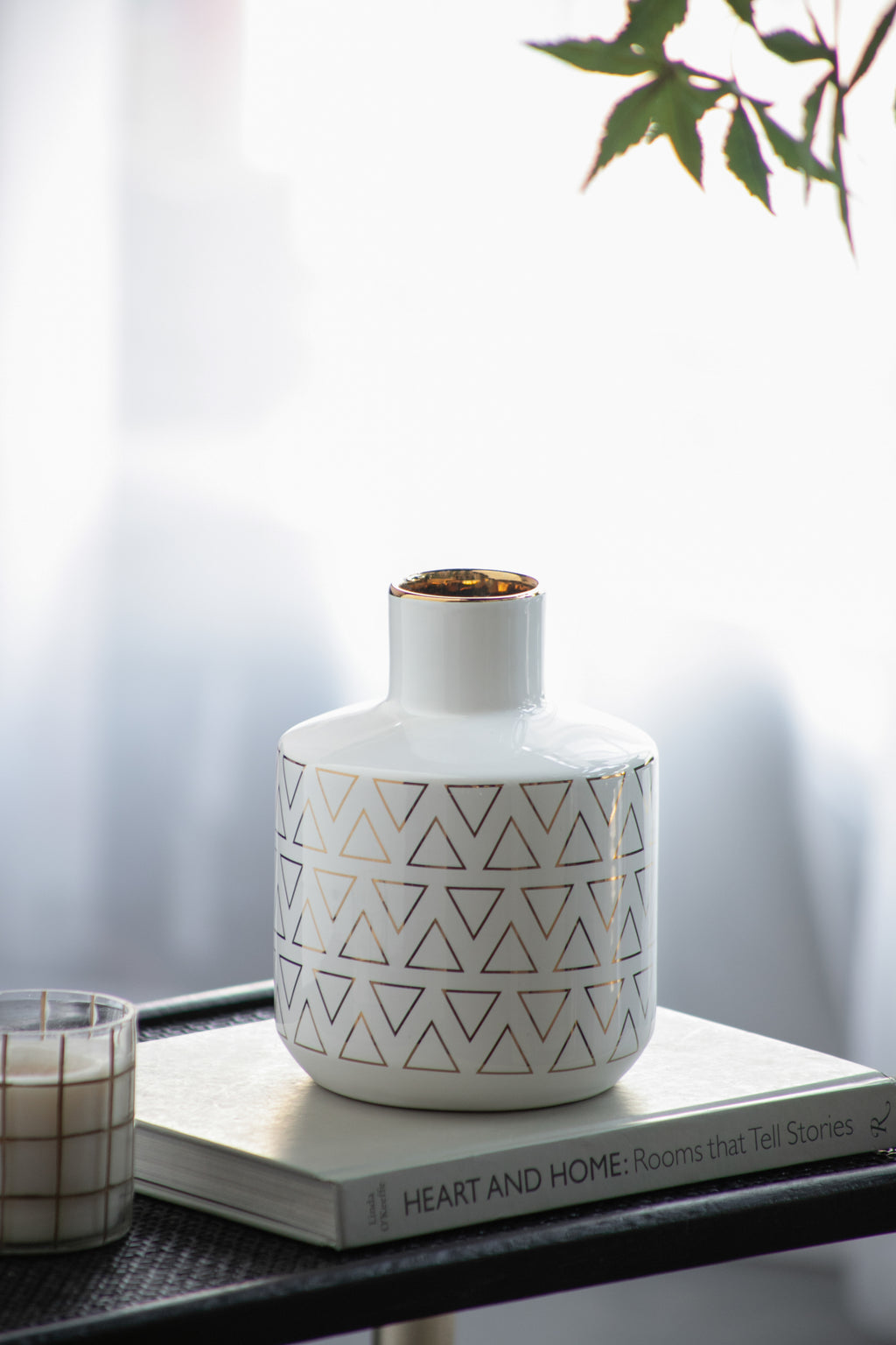 Round White/Gold Vase